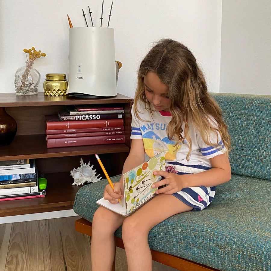 av600 girl in room image